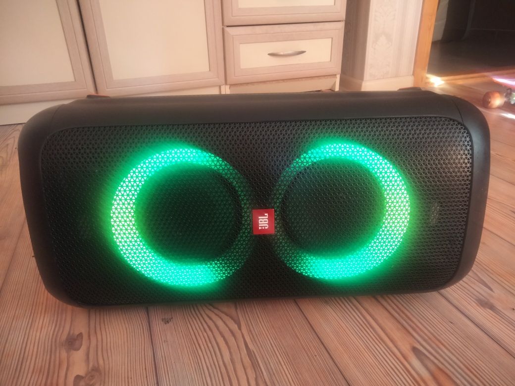 Продам портативную колонку JBL Partybox 100