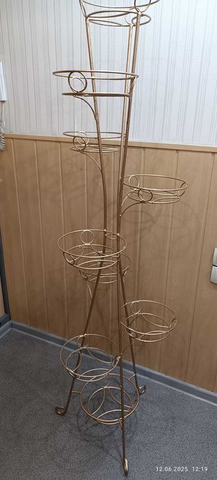 Продам этажерку/стойку для цветов. Цвет золотистый. высота 175 см