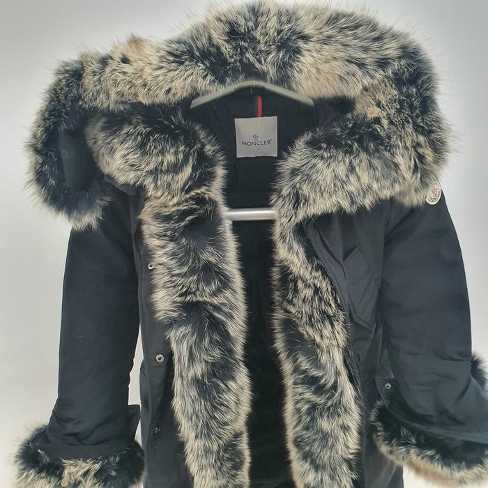 Geaca dama m o n c l e r accesorizata cu blana naturala! S-M