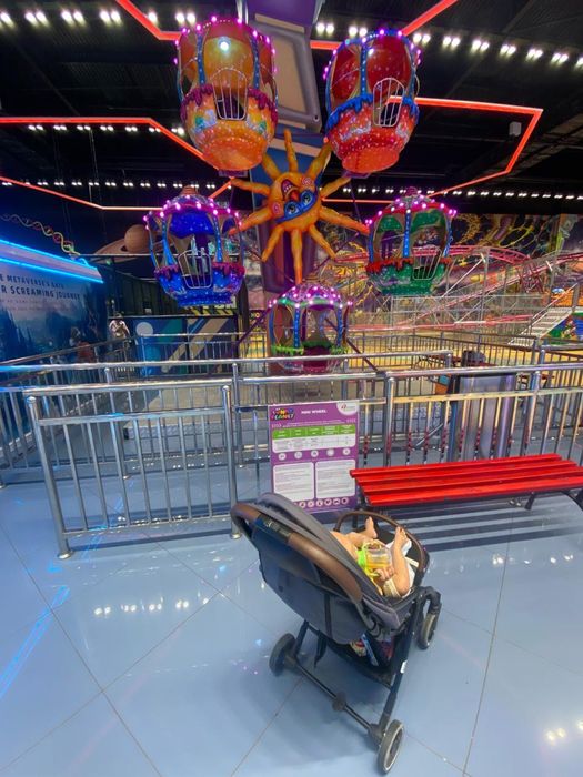 Коляска прогулочная. Собирается одним щелчком.