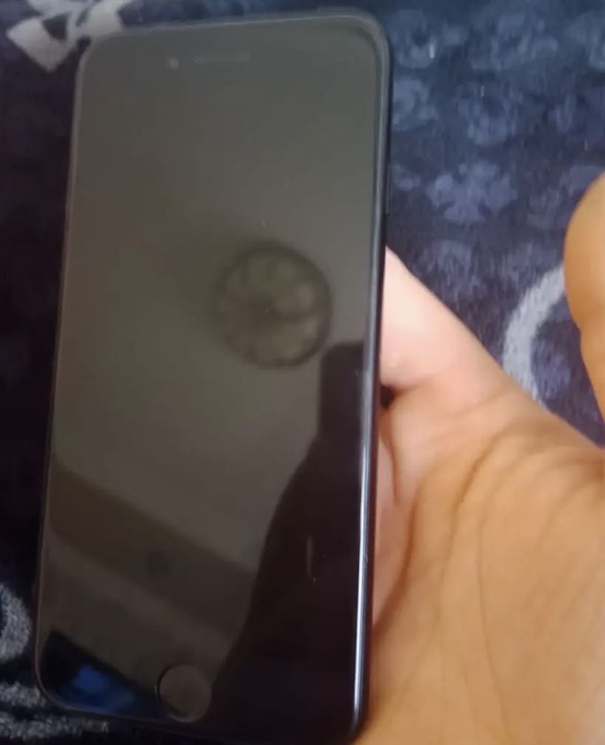 Продам Apple SE.