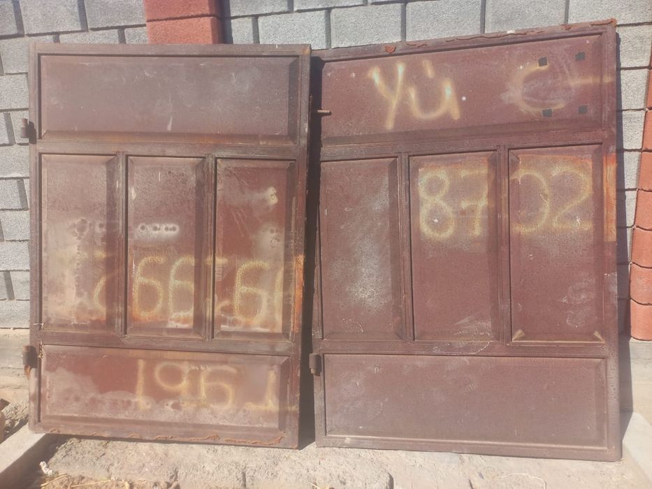 Ворота гаража . 210 высота. 150 ширина (одной части)