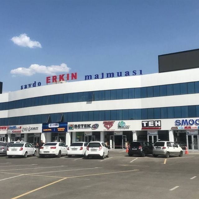 M 39 avtomobil yul yoqasida tayyor magazen