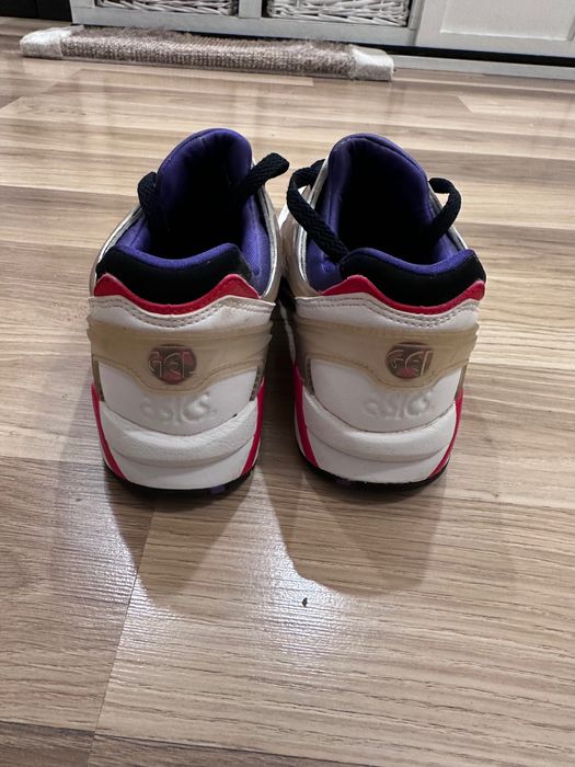 Продавам дамски маратонки Asics