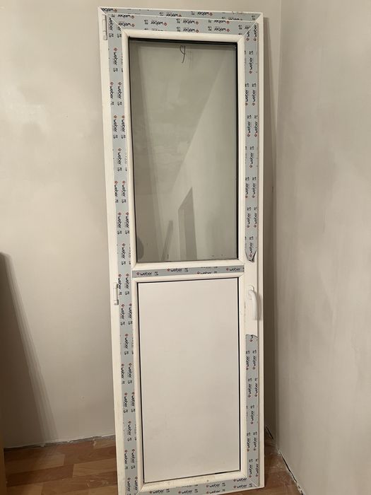Продам пластиковую дверь (новая)