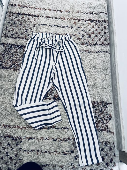 Vesta de blana și blugi