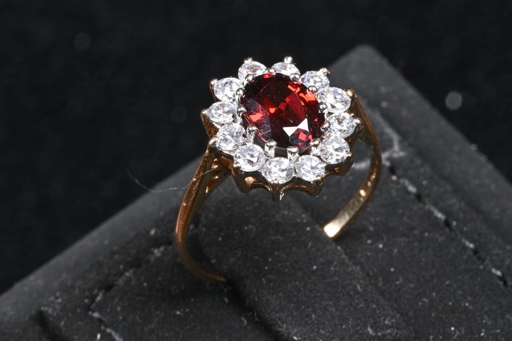 Златен Пръстен 375 ( 9к), 2.31гр, цирконий и гранат. Размер 55