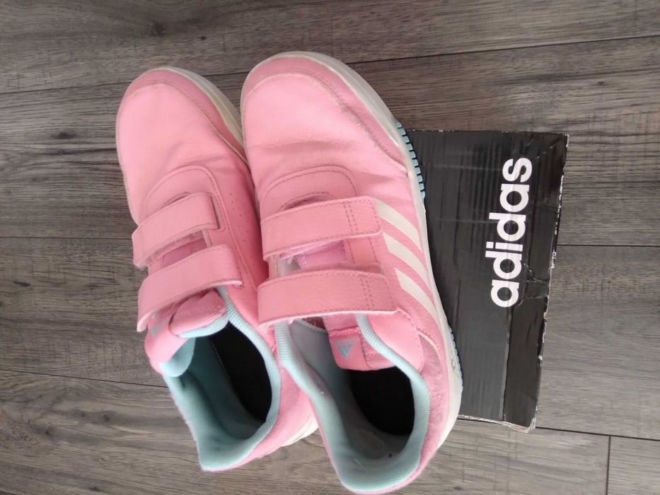Детски оригинални маратонки Адидас модел 2025г размер 38 1/2 -60лв.