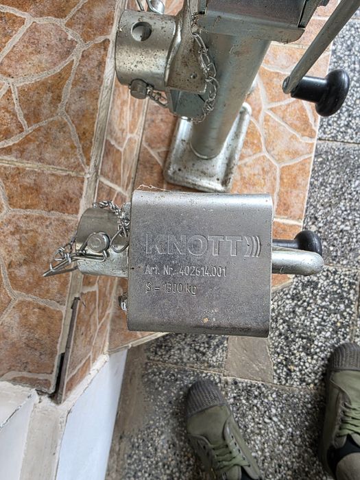 KNOTT Телескопична опорна стойка 1300км. За ремаркета и Платформи