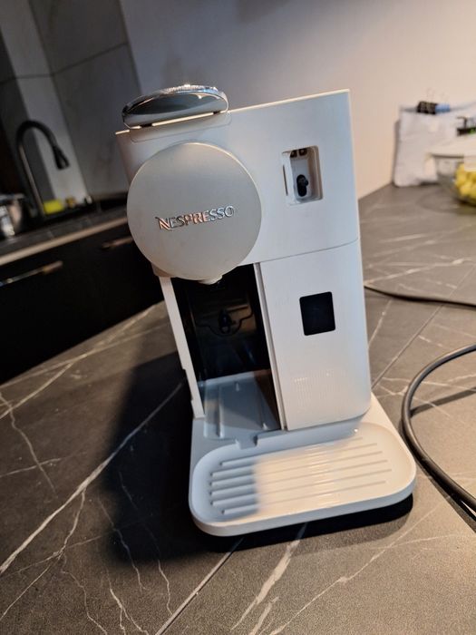 Nespresso lattissima one alb