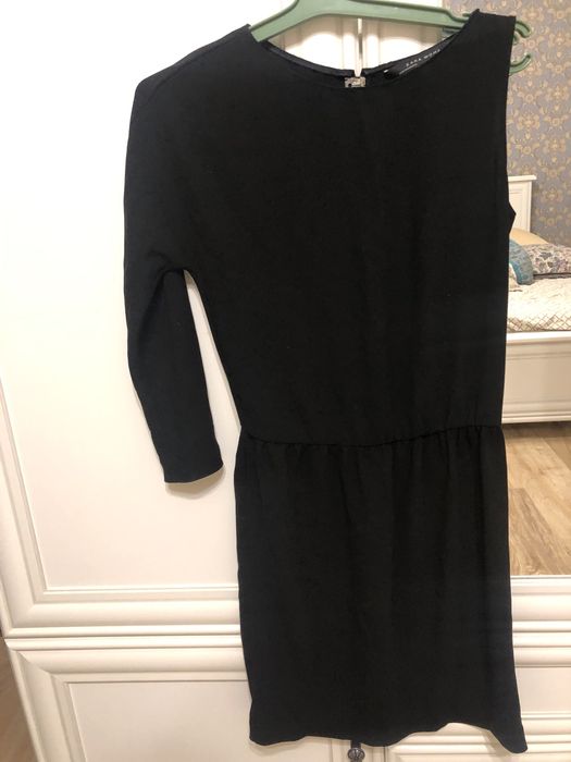 Платье Zara черное с одним рукавом
