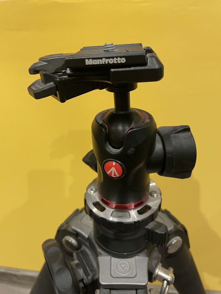 Статив VANGUARD Auctus 324AT + ябълковидна глава Manfrotto MH494-BH