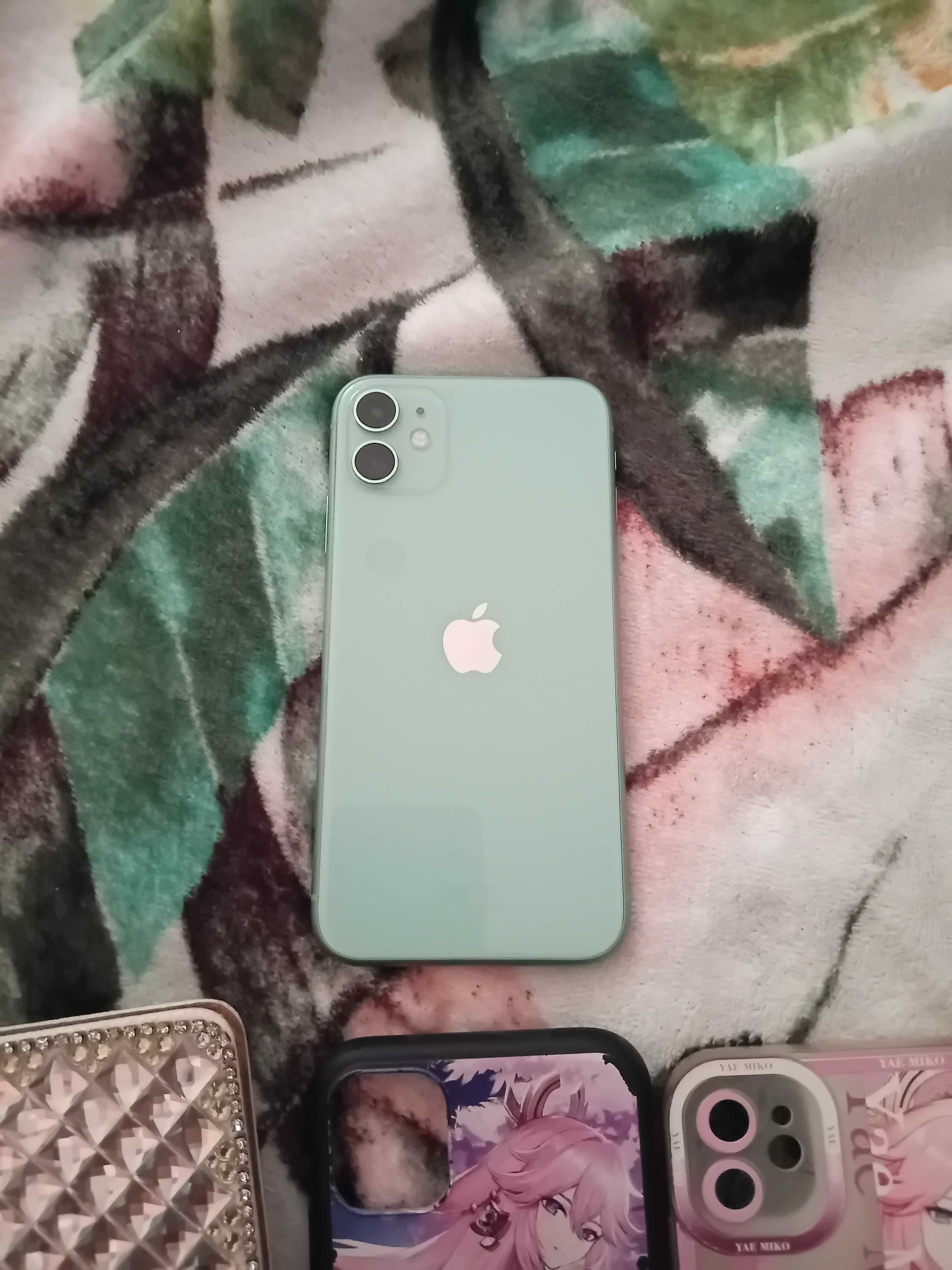 Iphone11 цвят мента с 6 калъфа без козметични забележки.