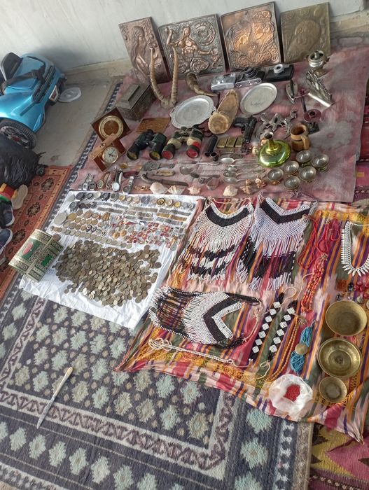 Antikvar buyumlar hammasidan bor aralash hammasi optim sotiladi