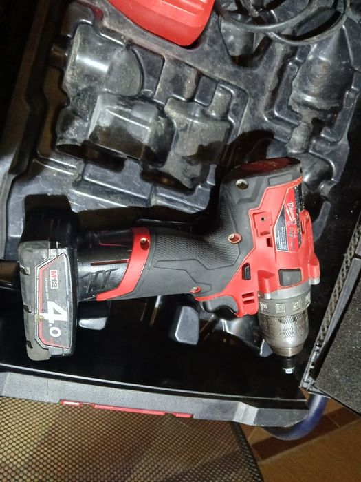 Filetantă brushless MILWAUKEE 12V-4A funcțional perfect
