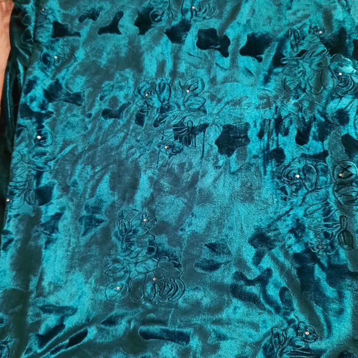 Продам бархат трикотажные, 2 отреза изумрудного цвета со стразами