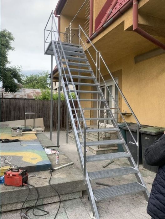 Vând scarii metalice zincate exterioare și pentru incendii , platforme