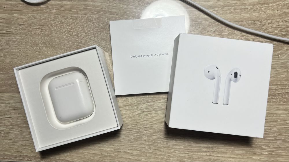 на запчасти кейс и неработающий наушник AirPods 1 версия оригинал