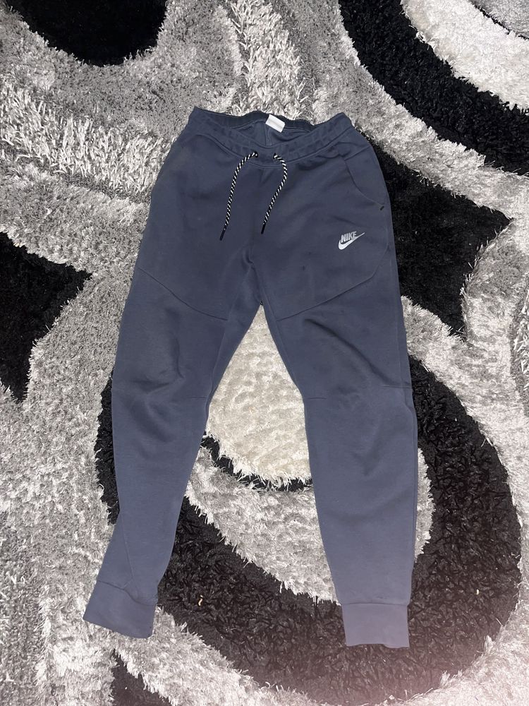 Pantaloni Nike Tech Fleece