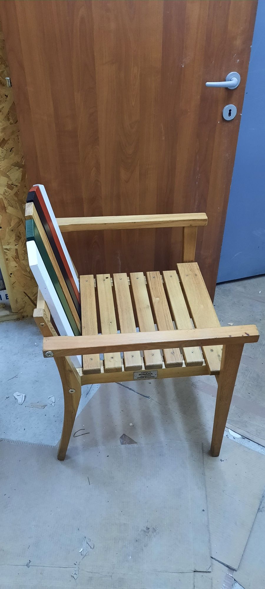 Scaun din lemn nou.
