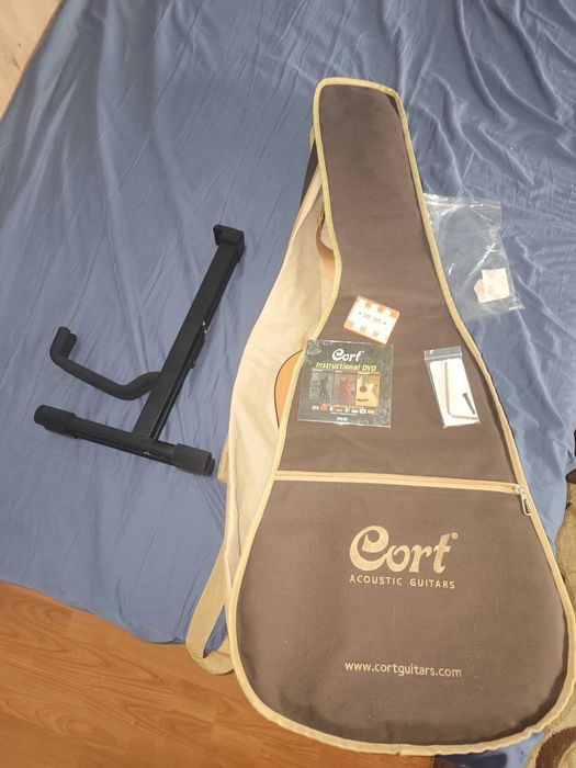 Chitara acustica + husa, suport si accesorii