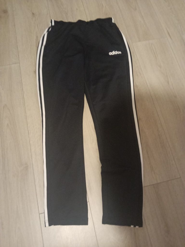Pantalon trening original Adidas aproape noi.