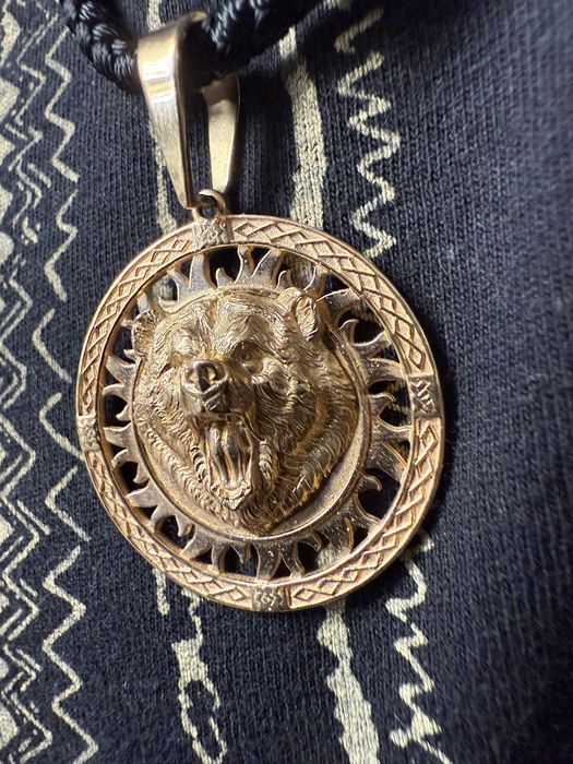 Гайтан с золотыми подвеской, вставками,концевиками и замком.