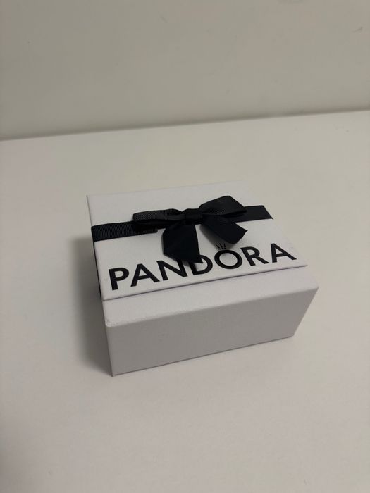 Colier Pandora la vânzare,cu cutia cu tot