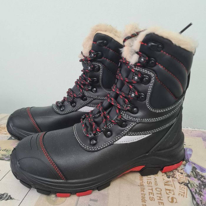 Продам новую зимнюю спец.обувь. р-р 39