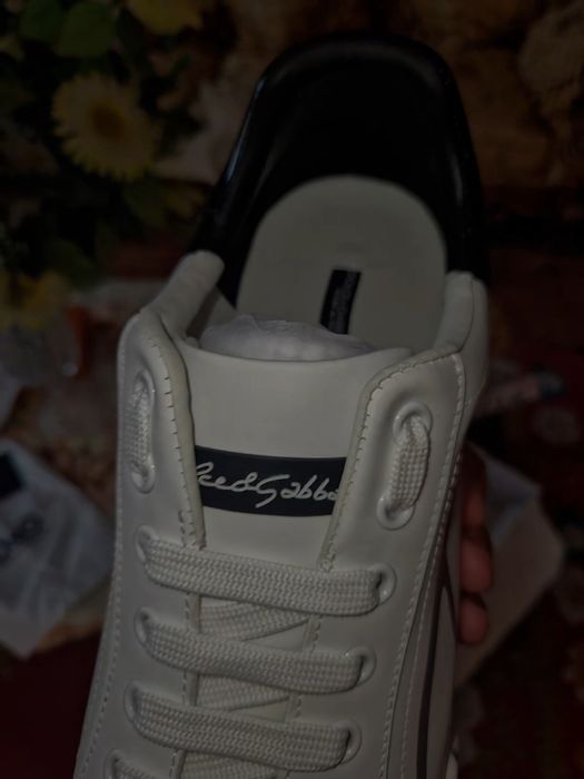 Dolce & Gabbana Adidași albi cu accente negre Stil și Eleganță