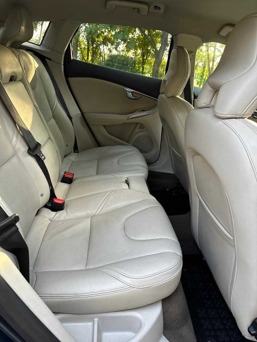 Vand Volvo V40 D4 in stare foarte buna