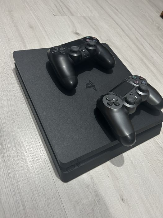 Playstation 4 slim с два джойстика в перфектно състояние!