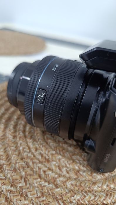 DSLR Samsung NX2000, 20.3 MP + Obiectiv 20-50mm