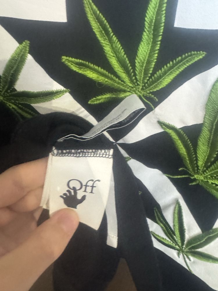 Лимитирана off-white тениска в перфектно състояние