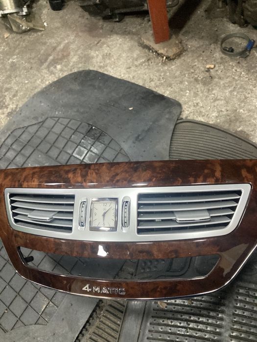 Mercedes w221 face Централна лайсна с часовник