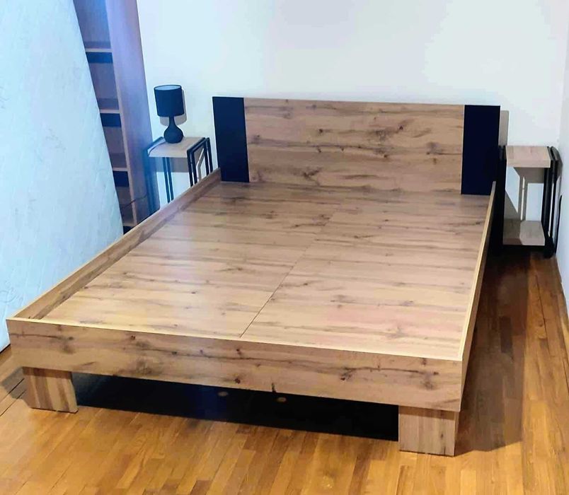 Спалня с матрак 160/200 и две нощни шкафчета