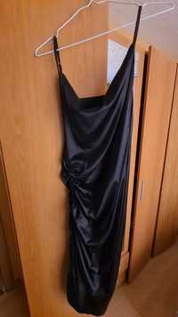 Черна сатенена рокля