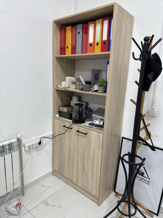 Офисный шкаф с полками и нижними дверцами, отличное состояние