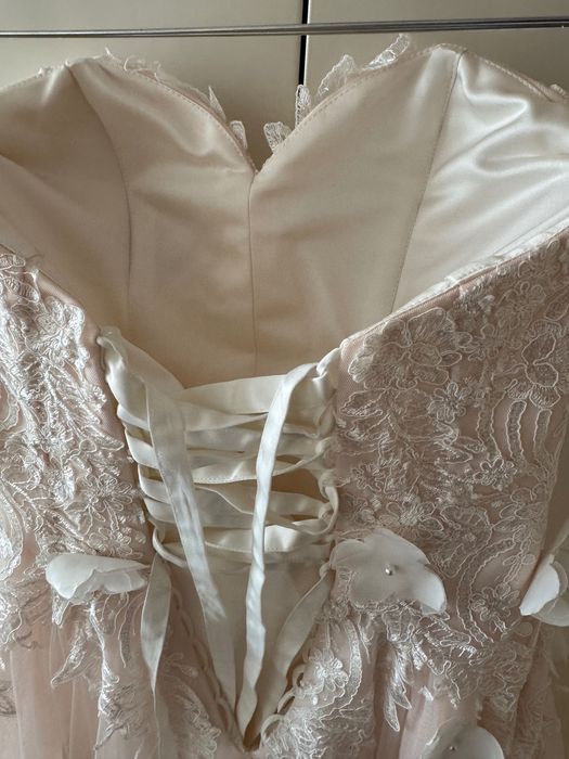 Сватбена рокля с воал и 2 кринолина, размер от М до XL. Почистена!