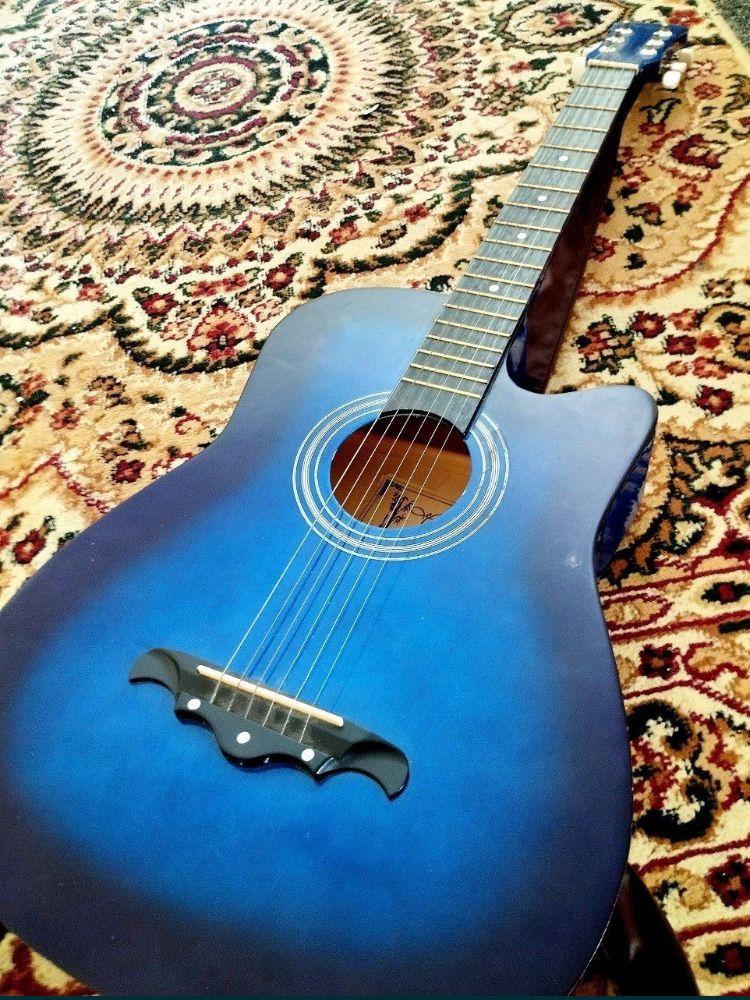 Gitara akustik pul zarurligi uchun sotyapmam