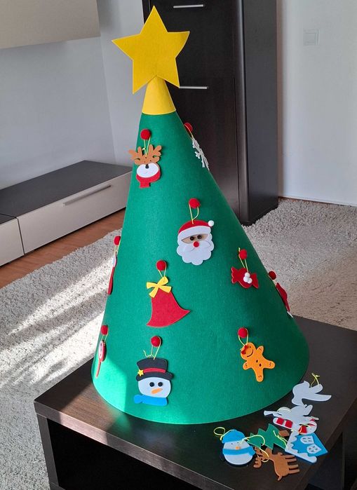 Bradut decorativ de craciun din fetru cu ornamente