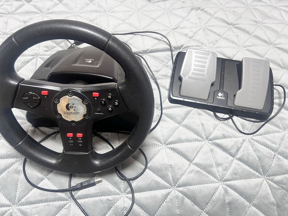 Logitech волан и педали за компютър