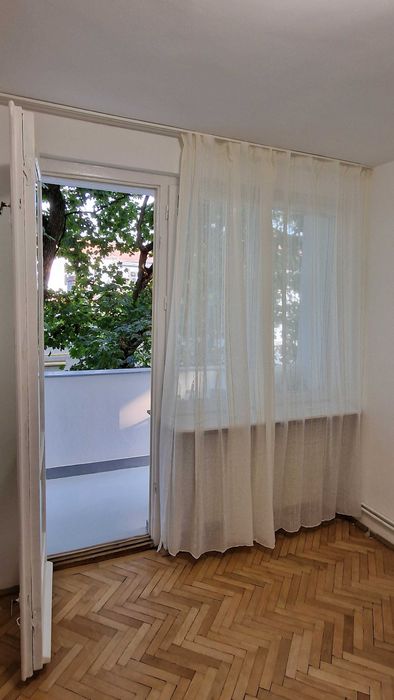 Inchiriez apartament cu trei camere, complet renovata, zona cornisa.