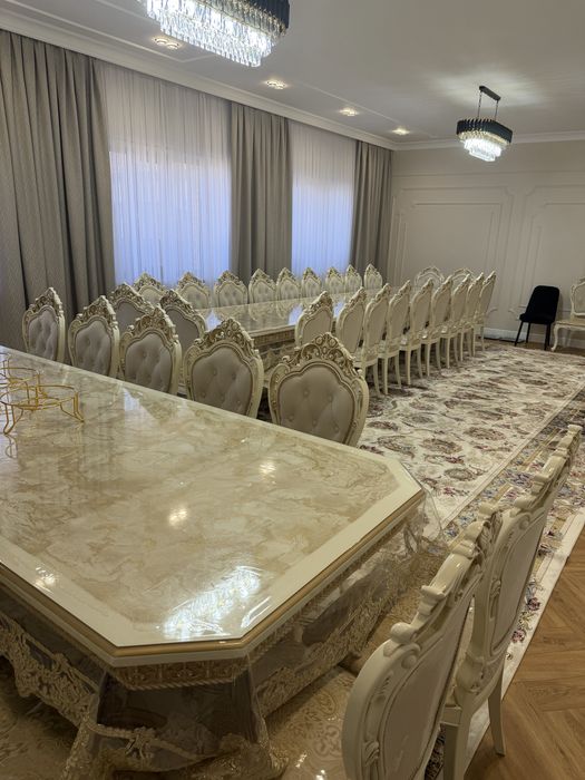 Продается гостевой стол и стулья.