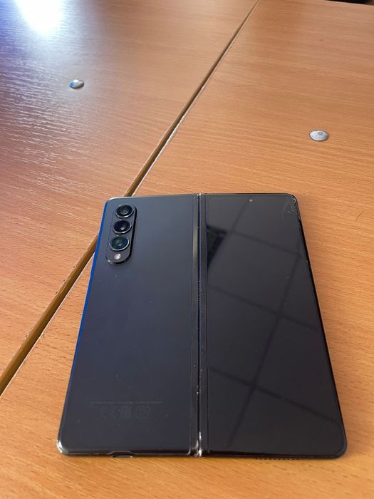 Galaxy ZFold 3 256Гб в хорошем состояний.