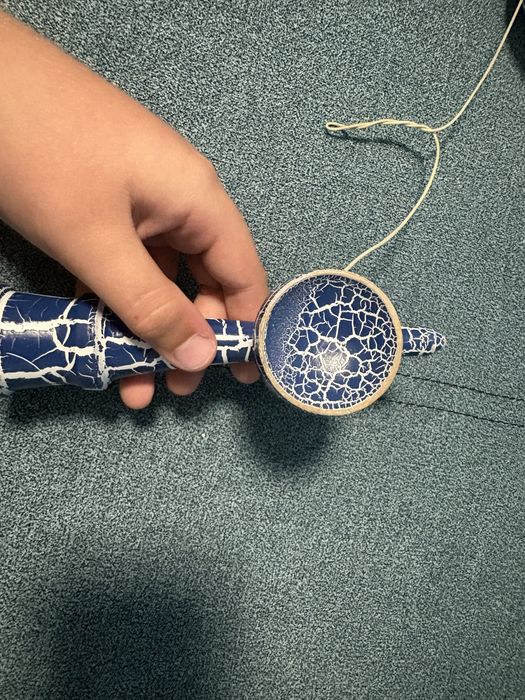 Vând kendama albastră