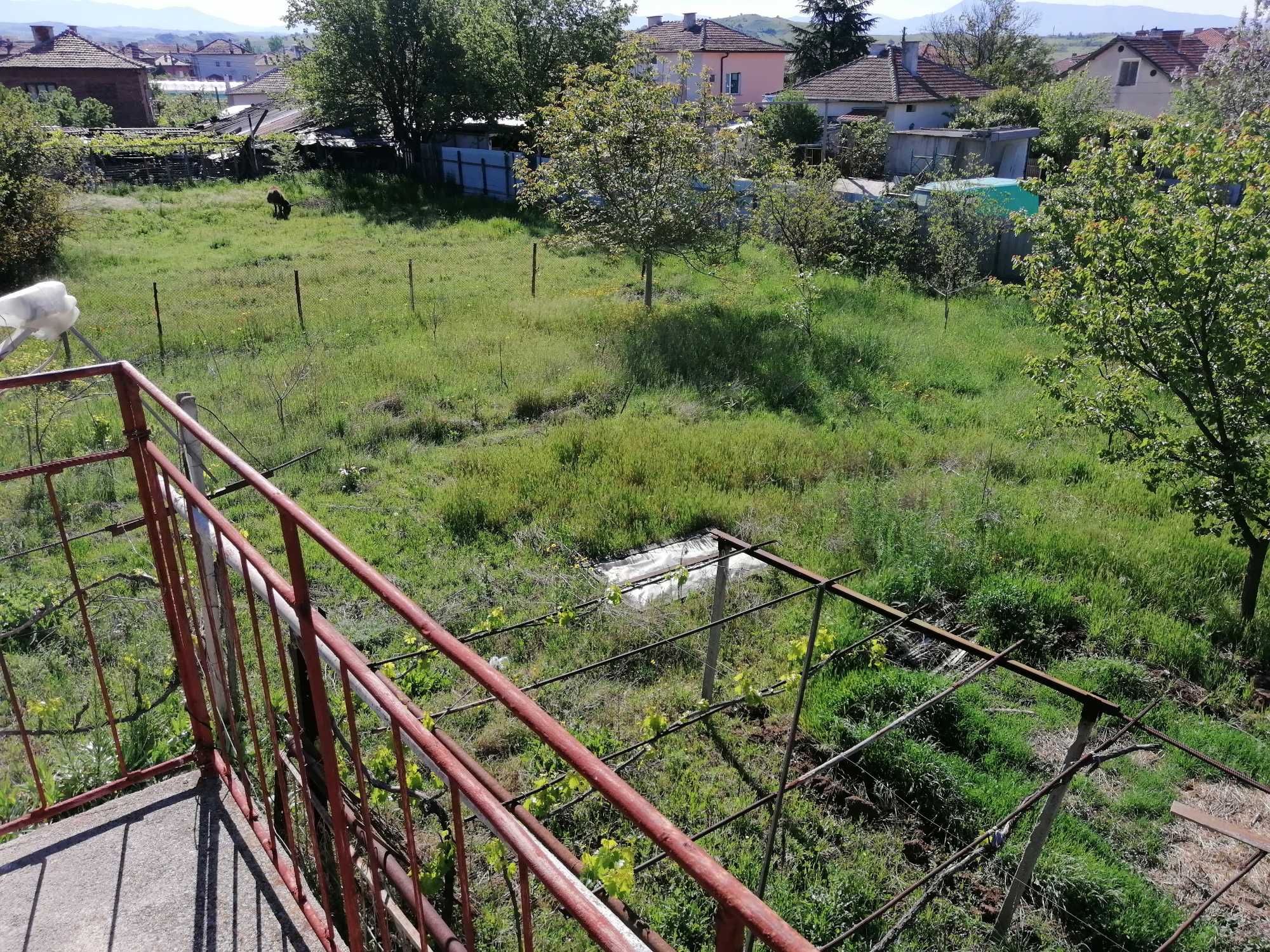 Продават се къща и земеделска земя