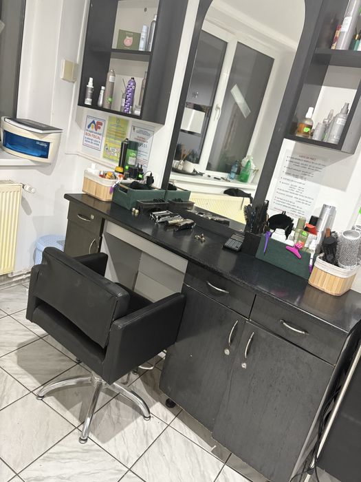 Vand canapea ,scaun coafor ,scafa ,si postul de lucru In stare buna