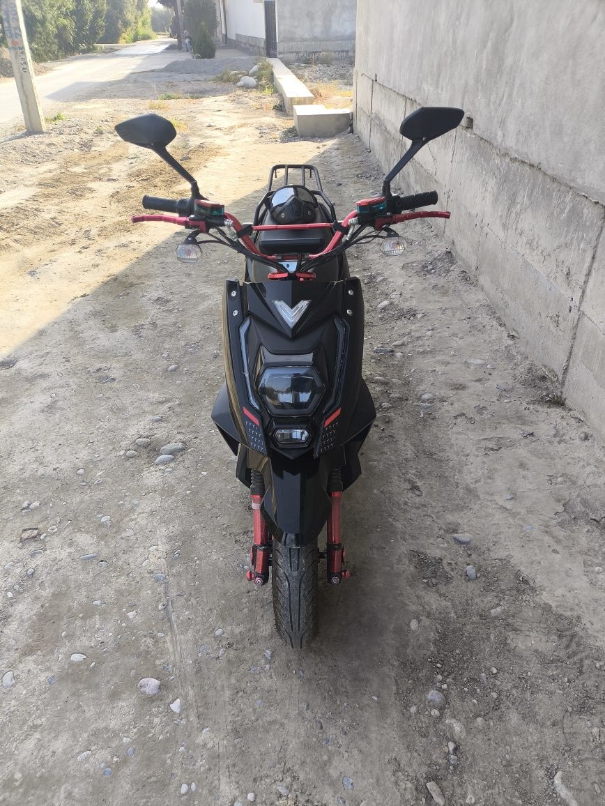 Redline 2025  
Tezligi 80 
Zaryadkasi 100 km javob
Narx