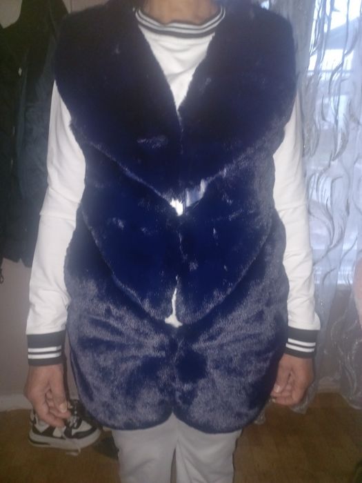 Пухкав тъмно син елек